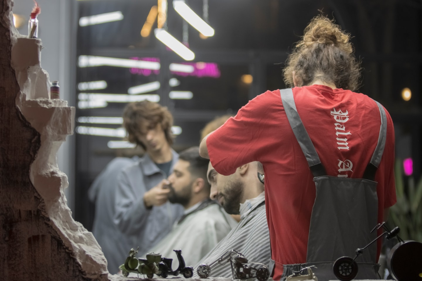 Un barbiere che taglia i capelli a un cliente in un negozio professionale.